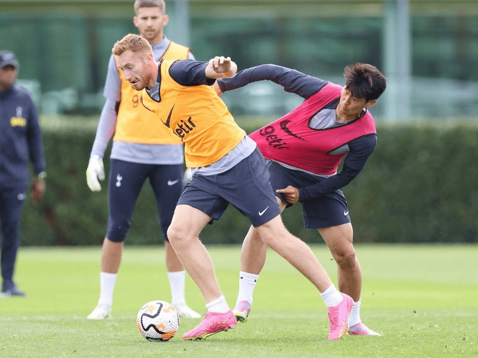 世界杯震撼一幕：孙颖莎让分全场掌声，赛场对手忍不住竖大拇指（世界杯名场面：孙颖莎主动让分赢得满场掌声，对手当场竖起大拇指）