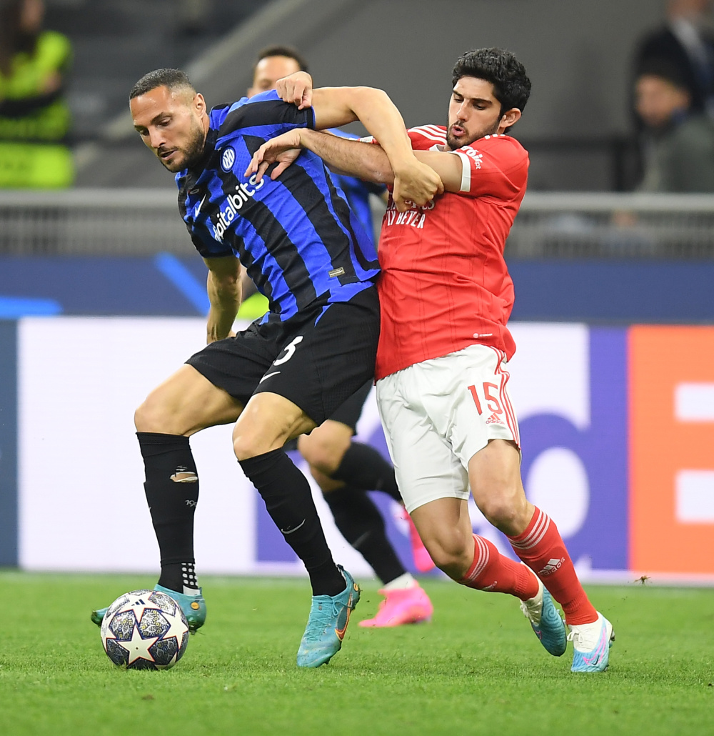 跋涉近18小时，15岁小球迷在球场外山上直播解说解放者杯决赛（15岁球迷徒步近18小时登上球场外山头，直播解说解放者杯决赛）