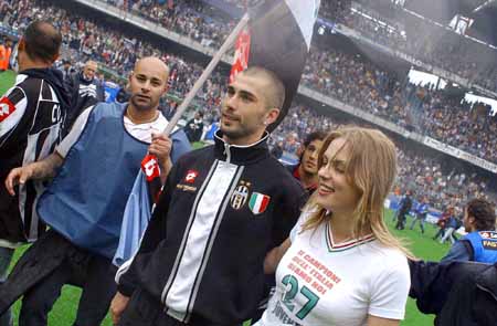 苏超奖杯由徐州企业使用3D打印打造，使用航天级钛合金