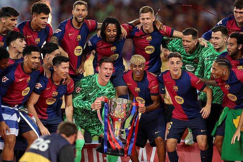 金球奖后再戴冠！登贝莱荣膺2025年FIFA年度最佳球员（金球加身再封王！登贝莱当选2025年FIFA年度最佳球员）