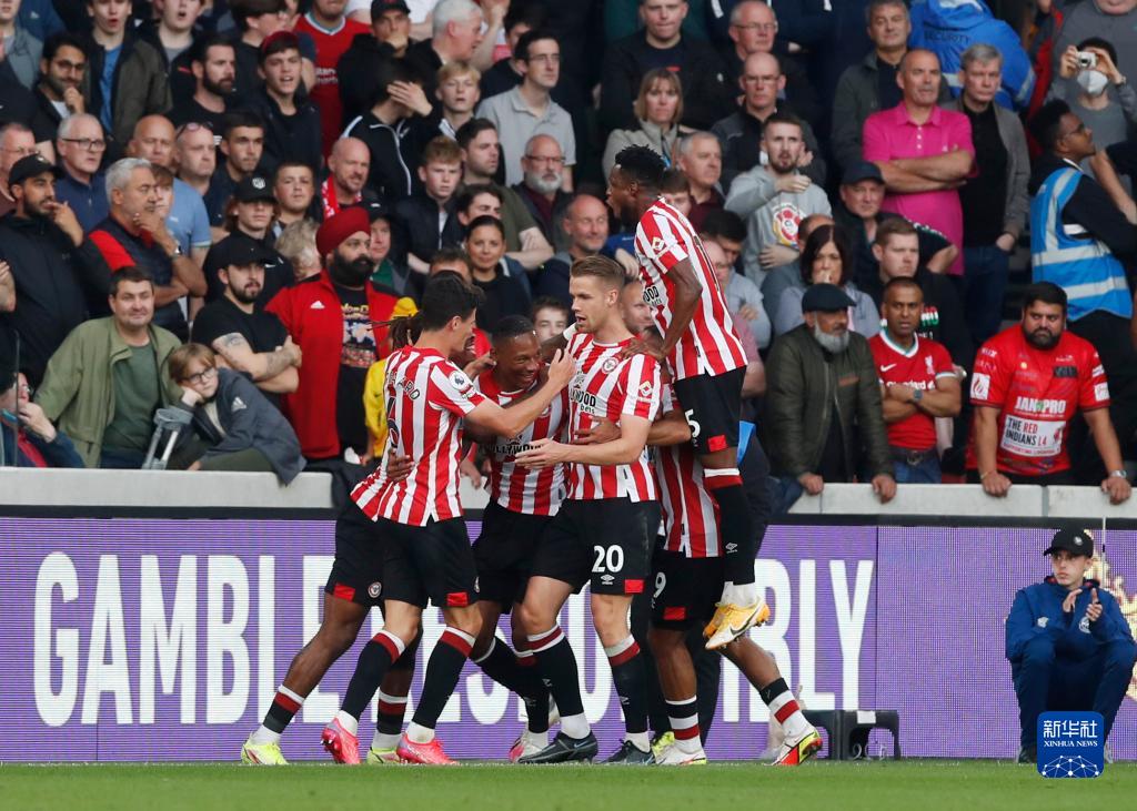 穆斯卡特获赠定制竹刻画像，印有本人形象和冠军奖杯（穆斯卡特获赠定制竹刻肖像，镌刻本人形象与冠军奖杯）