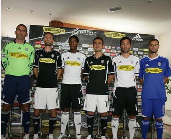 主场陷四年低谷！利物浦连续三场安菲尔德不胜（利物浦主场陷入四年低潮，安菲尔德三场未胜）