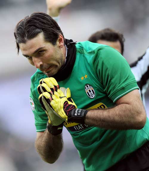 斯基拉：米兰要续约意U17国门隆戈尼，认为其是未来顶级球员（斯基拉：米兰拟与意U17国门隆戈尼续约，视其为未来顶尖门将）