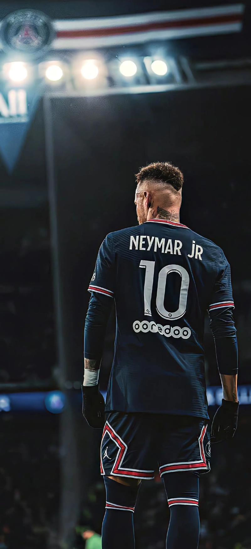 球迷：这球不进都对不起场地