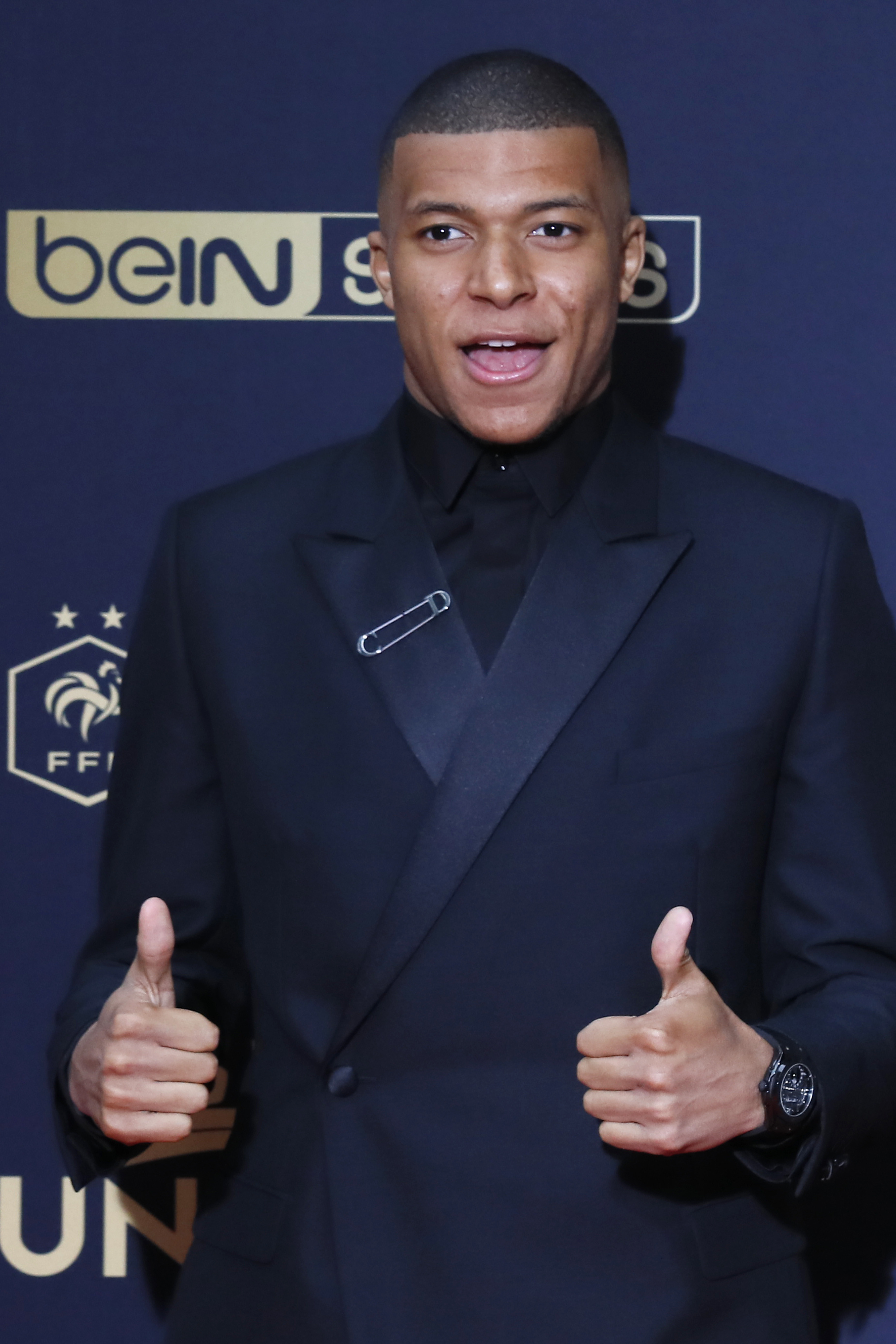 莱万传记：巴萨曾要求停止进球，不然需付给拜仁250万奖金（莱万传记披露：为避免向拜仁支付250万欧奖金，巴萨曾要求他别再进球）